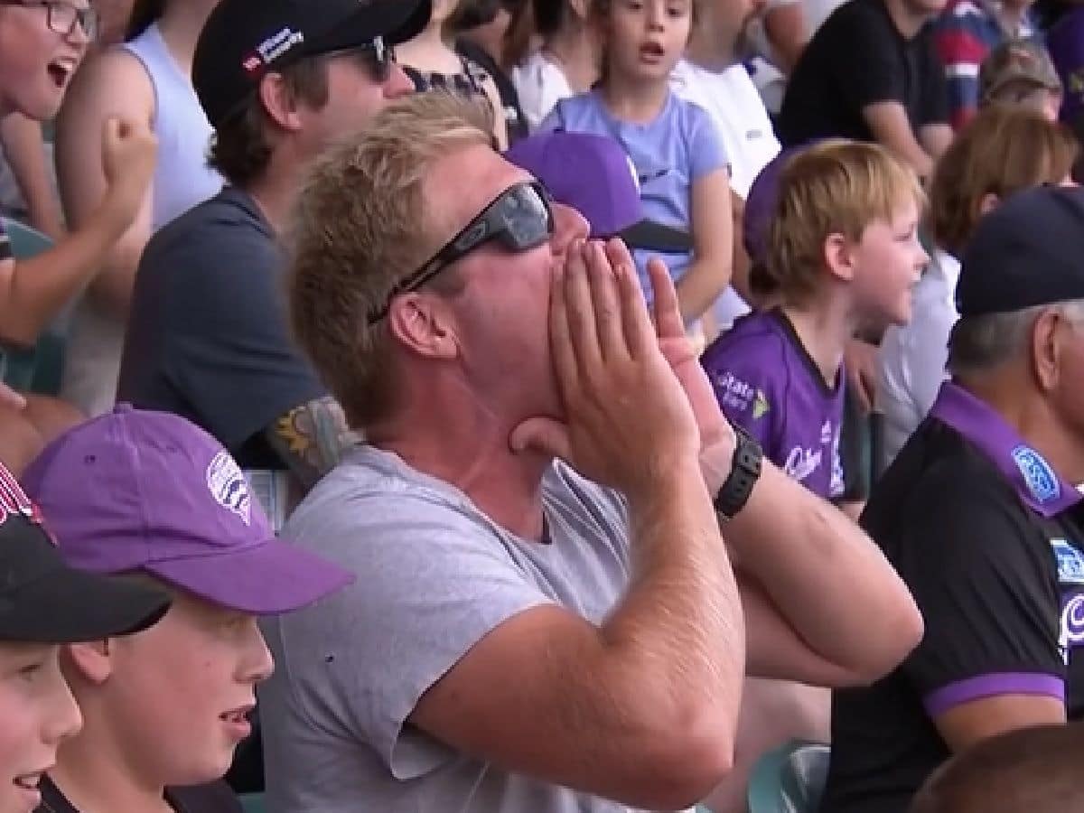 VIDEO: लाइव मैच में मुंह से सायरन की आवाज निकालने लगा शख्स, दर्शकों ने बढ़ाया उत्साह